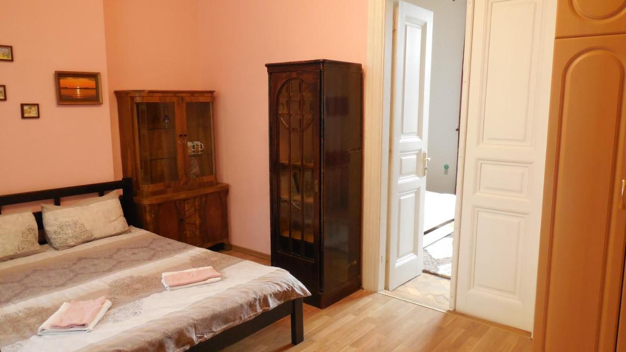 2 Room Apartment Near Opera House Lviv Exterior photo